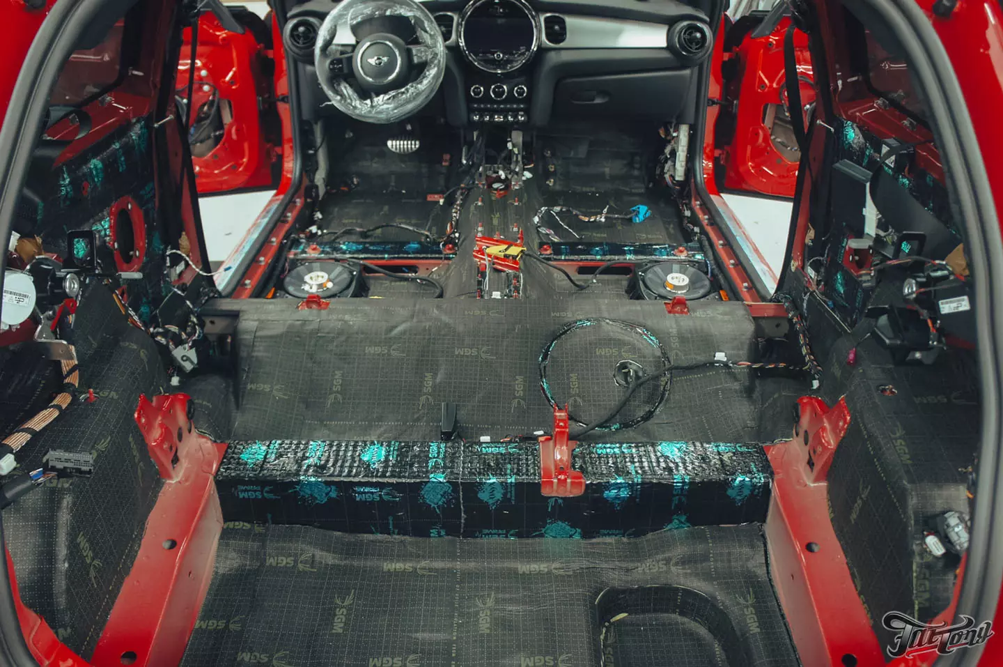 Оклейка Mini John Cooper Works глянцевым полиуретаном, наклейки на кузов, комплексная шумоизоляция, установка новых дисков, керамика дисков и суппортов